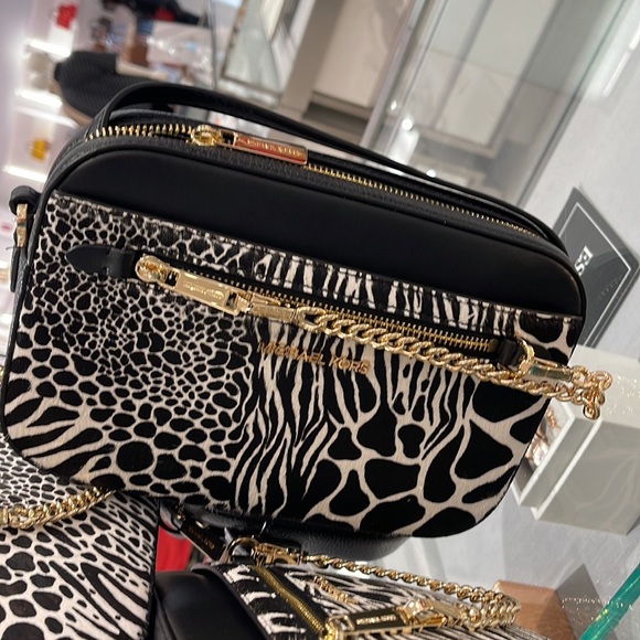 MICHAEL KORS JET SET LARGE EAST WEST ZIP POCKET CHAIN XBODY BLACK
NWT - Picture 10 of 16